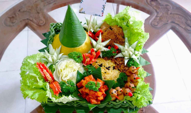 Nasi Tumpeng Bu Joko: Lezatnya Tradisi yang Menggoda Lidah di Cilacap